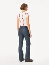 Pantalón de jean azul petróleo engomado, corte slim, con bolsillos frontales con cierre y confeccionado en tejido italiano.