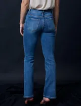 Jean elastizado de tiro medio, marca Royalty, color celeste. Modelo straight con pretina con pasadores, botón y cierre. Delantera y trasera con bolsillos.