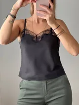 Top negro con breteles finos y escote en V con encaje.