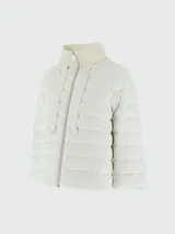 Campera corta de viscosa color blanco, marca Herno, con cuello alto y cierre frontal con cremallera. Diseño acolchado con efecto pana.