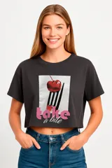 Remera corta gris con cuello redondo y estampado de cereza en un tenedor con la frase "take a bite".