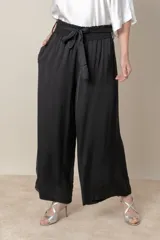 Pantalón palazzo negro de rayón y viscosa, con cintura elastizada, lazo y bolsillos laterales.