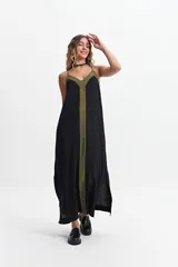 Vestido largo negro con breteles finos, escote en V y panel vertical color verde militar. Silueta amplia con tajos laterales.