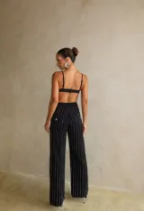 Top negro triangular con strass, tiras regulables y espalda elastizada con ganchos.