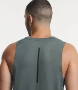 Musculosa deportiva azul sin estampa, de poliéster.