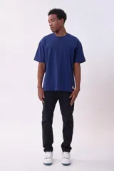 Remera color beige de corte recto y mangas cortas.