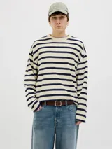 Buzo de manga larga con fit oversize cropped y cuello redondo. Mangas set-in para un mejor ajuste y comodidad. Confeccionado en tejido de rizo sin cepillar con superficie lisa y bucles internos.