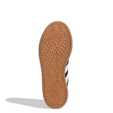 Championes Adidas Grand Court Alpha de cuero sintético negro con las tres tiras laterales blancas y suela blanca con base marrón.