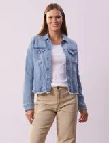 Campera de jean marca Baccini, color celeste, con cuello solapa, abertura central con botones metálicos, bolsillos delanteros y terminación de ruedo desflecado.