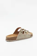 Sandalias negras con base de corcho y triple tira ajustable de gamuza con hebillas metálicas.