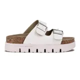 Sandalias blancas con plataforma, dos tiras anchas con hebillas plateadas y plantilla de corcho.