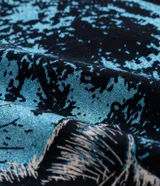 Remera negra de algodón con cuello redondo y mangas cortas. Estampado frontal de un gato negro rodeado de planetas y estrellas.