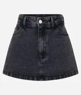 Short pollera de jeans negro con efecto marmoleado, tiro medio, trabillas y bolsillos.