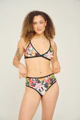 Conjunto de bikini con corpiño triangular con tirantes finos y bombacha clásica, ambos con estampado animal print multicolor y ribetes negros.