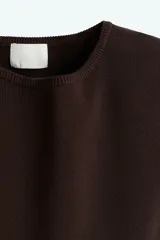 Remera corta marrón de punto fino suave, entallada, con cuello redondo ribeteado acanalado y mangas cortas.