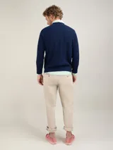 Jersey de punto inglés verde con rayas horizontales blancas, cuello redondo y logo bordado en el pecho.