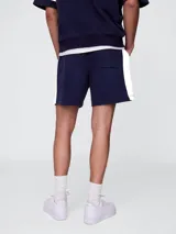 Short deportivo de hombre color azul marino, con cintura elástica con cordón ajustable, bolsillos laterales y logo Gap bordado en blanco en la pierna izquierda.