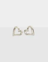 Par de aros plateados con forma de corazón irregular.