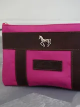 Sobre tipo cartuchera color borgoña, de lona con terminaciones en cuero marrón. Tiene cierre superior y aplique de cuero con el logo de la marca.