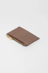 Tarjetero de diseño multicolor, con compartimentos para tarjetas y cierre.
