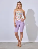 Bermuda en gabardina elastizada con pretina ancha, de la marca Zac & Rachel.