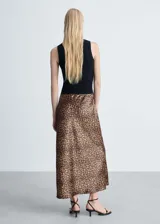 Falda midi de satén con estampado animal print de leopardo, corte recto y cintura elástica.