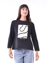 Remera blanca de manga larga con estampa rectangular dorada con diseño animal print y texto 'Fearless, fierce & fabulous'.