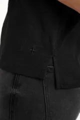 Remera color crudo de algodón peinado con cuello en V y mangas cortas.