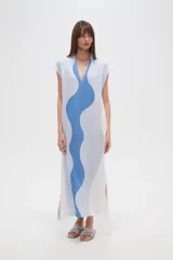 Vestido largo de viscosa con estampado abstracto en tonos beige, amarillo y negro. Tiene cuello en V, mangas cortas, corte holgado y tajo lateral.