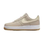 Zapatillas Nike Air Force 1 color beige con detalles en crema, suela blanca y base color caramelo.