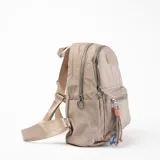Mochila color beige con dos compartimentos con cierre y un bolsillo frontal con cierre.