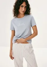 Pijama celeste con remera de mangas cortas y pantalón largo a cuadros con estrellas.