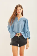 Camisa amarilla de algodón con corte amplio, cuello redondo y mangas 3/4 con puños elásticos.