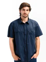 Camisa azul marino de manga corta con cuello clásico, cierre frontal con botones, dos bolsillos de parche con botón en el pecho y corte recto. Ideal para actividades al aire libre.