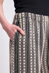 Pantalón ancho de tejido de punto (crochet) con patrón geométrico en blanco y negro.
