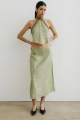 Falda larga color verde claro, de corte recto con ligero vuelo en el ruedo. Confeccionada en lino.