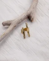 Anillo plateado con diseño abstracto y abierto, realizado en alpaca.