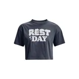 Remera corta Under Armour color gris oscuro con estampado frontal de la frase "REST DAY" en letras blancas con borde difuminado.