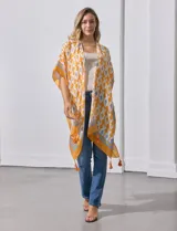 Kimono tejido color naranja con estampado geométrico en blanco y celeste, y terminación con borlas.