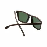 Lentes de sol con montura cuadrada de madera color marrón y lentes verdes.