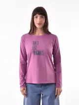 Remera manga larga color lila con estampa frontal con la frase "Tout est magique".