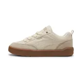 Championes Puma Park Lifestyle OG, color crema con detalles en gamuza color beige y suela marrón.