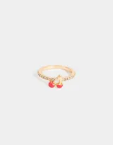Anillo dorado con hilera de strass y dije de cerezas rojas colgando.