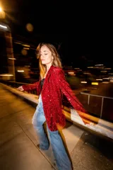 Blazer rojo con lentejuelas, solapas de muesca y corte recto.