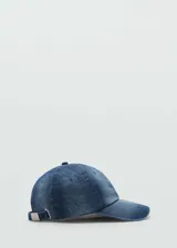 Gorra de jean azul con visera y cierre ajustable en la parte trasera.