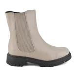 Bota de cuero color gris topo, con elásticos laterales y suela track negra.