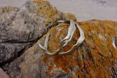 Brazalete rígido de bronce y alpaca maciza, con diseño orgánico irregular.