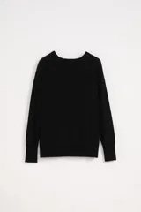 Sweater negro de tejido de punto liso, con cuello redondo y mangas largas.