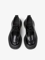 Zapato de piel vacuna color negro con cordones, plantilla reciclada OrthoLite y suela XL EXTRALIGHT de EVA con diseño plisado. Tacón de 6,6 cm y forro interior de piel vacuna.