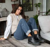 Bota negra de mujer con diseño clásico y suela gruesa, ideal para el uso diario.